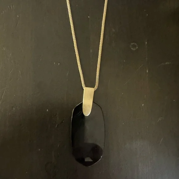 Kendra Scott Black and Gold Pendant Necklace - Picture 4 of 5